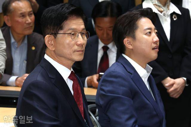 김문수(왼쪽) 국민의힘 대선 후보와 이준석 개혁신당 대선 후보가 19일 서울 중구 서울시청에서 열린 약자와 동행하는 서울 토론회에 참석해 있다. 하상윤 기자