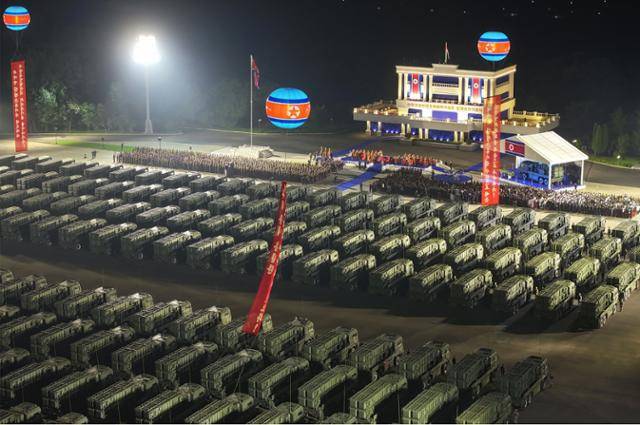 지난해 8월 북한 노동당 기관지 노동신문은 "중요군수기업소들에서 생산된 250대의 신형 전술탄도미사일 발사대가 조선민주주의인민공화국 국경제1선부대들에 인도되는 의식이 수도 평양에서 거행됐다"고 보도했다. 평양=노동신문 뉴스1