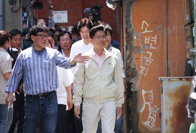 김문수(오른쪽) 국민의힘 대선 후보가 20일 서울 영등포구 쪽방촌을 방문해 둘러보고 있다. 뉴스1
