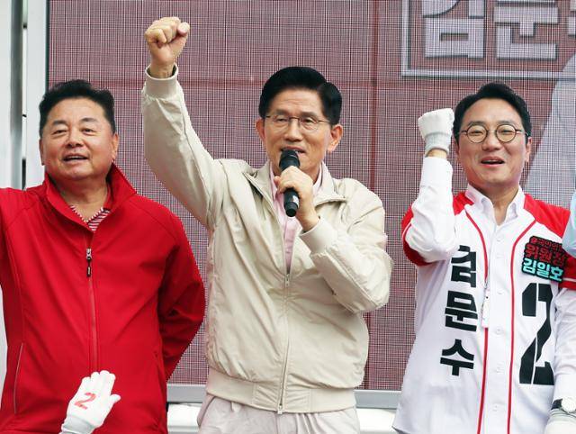 김문수(가운데) 국민의힘 대선 후보가 20일 서울 강서구 남부골목시장 인근에서 유세를 하고 있다. 뉴스1