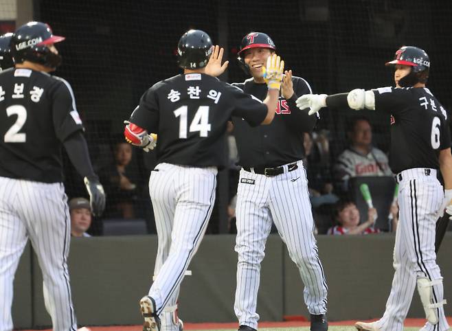 <yonhap photo-4874="">(부산=연합뉴스) 강선배 기자 = 20일 부산 사직야구장에서 열린 프로야구 2025 신한 SOL 뱅크 KBO리그 LG 트윈스와 롯데 자이언츠의 경기. 2회 초 무사 만루에서 LG 송찬의가 좌측 펜스를 넘어가는 만루홈런을 치고 동료들의 축하를 받고 있다. sbkang@yna.co.kr/2025-05-20 19:29:58/ <저작권자 ⓒ 1980-2025 ㈜연합뉴스. 무단 전재 재배포 금지, AI 학습 및 활용 금지></yonhap>