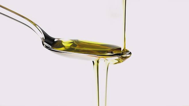 집에서 볶거나 튀길 때 가장 적합한 기름은 뭘까. 의외로 좋은 기름은 열을 가하는 요리에 자주 쓰이지 않는 종류의 것이다.