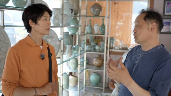 도예가 이이우 씨의 설명을 듣고 있는 최수종의 모습. 사진 KBS