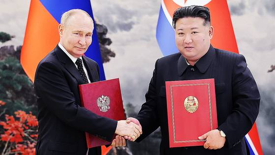 지난해 6월 평양에서 블라디미르 푸틴 러시아 대통령과 김정은 북한 국무위원장이 '포괄적인 전락적 동반자 관계에 관한 조약'에 서명하고 악수하는 모습. 노동신문=뉴스1