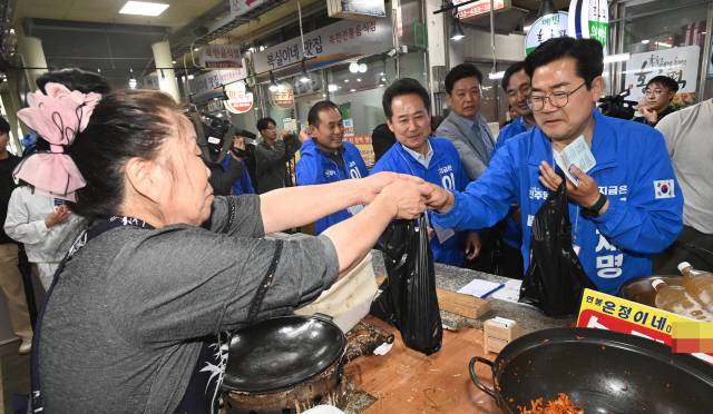 ▲ 더불어민주당 박찬대 상임총괄선거대책위원장이 19일 홍천 중앙시장을 방문, 이재명 대통령 후보 지원 유세를 하고 있다. 방도겸 기자