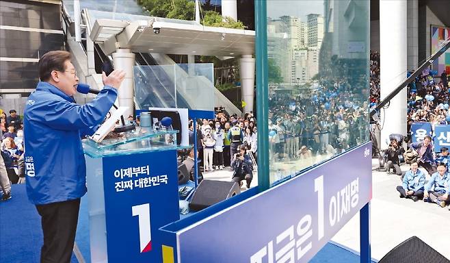 < ‘방탄유리’ 유세하는 李 > 이재명 더불어민주당 대선 후보가 19일 서울 용산역 광장 유세에서 연설하고 있다. 민주당은 이날부터 테러에 대비해 이 후보 주변에 방탄 유리를 설치했다. 국내 선거 역사상 처음이다. 강은구 기자