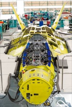 < 우주 반도체 탑재한 KF-21 > 방위사업청이 자력으로 개발한 전투기 KF-21의 양산 1호기 최종 조립 현장을 20일 공개했다. 방사청은 KF-21의 ‘눈’인 AESA 레이더에 들어가는 화합물 반도체인 MMIC 모듈 국산화를 추진하고 있다. /방사청 제공