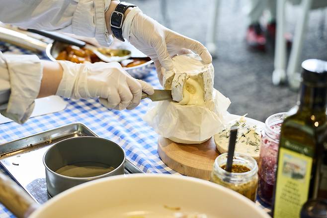 치즈를 이용한 다양한 브런치 요리를 시연하고 있는 이새롬 셰프. 홉스카치코리아 제공