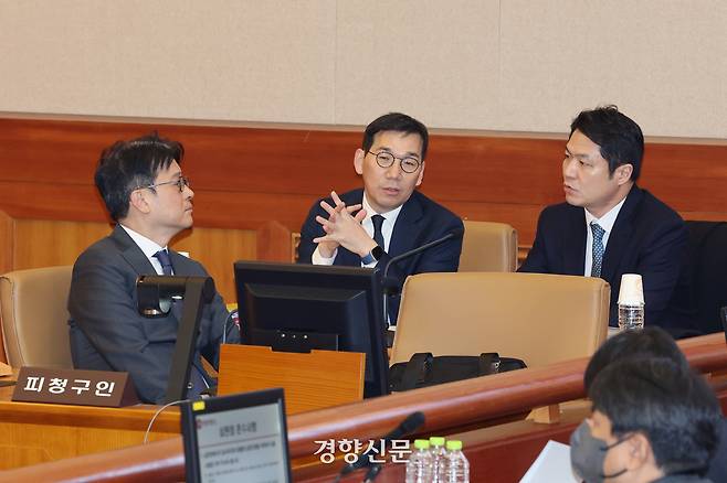 이창수 서울중앙지검장(왼쪽부터), 조상원 중앙지검 4차장, 최재훈 중앙지검 반부패 수사 2부장이 24일 서울 종로구 헌법재판소에서 열린 검사 3인에 대한 탄핵심판 2차 변론기일에 출석해 대화하고 있다. 2025.02.24 사진공동취재단