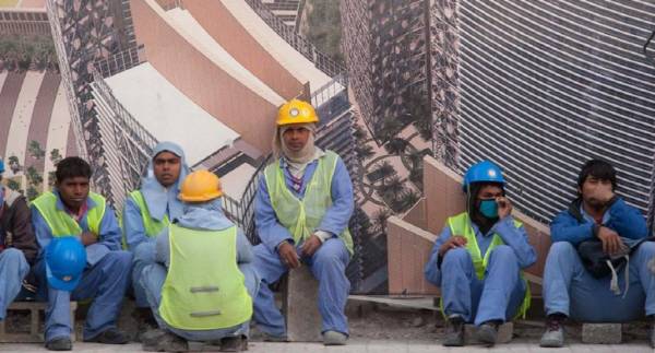 건설 현장에서 휴식 중인 외국인 근로자.