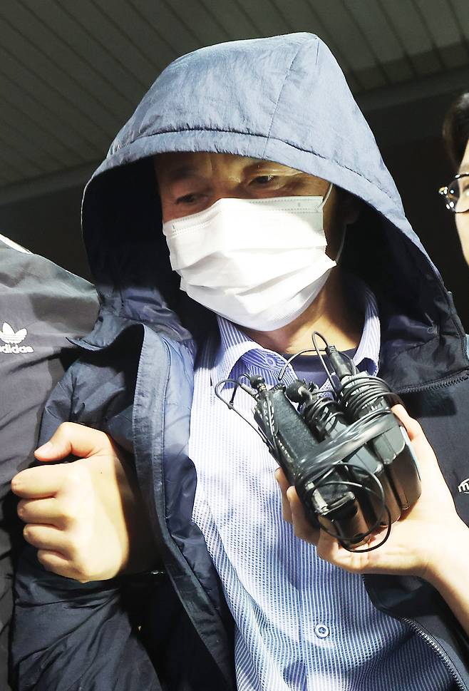 Cha Cheol-nam, the suspect in two murders and two additional knife attacks, is escorted by police officers to Siheung Police Station in Siheung, Gyeonggi Province on Monday. (Yonhap)