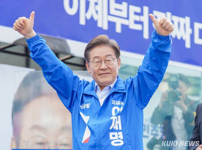 이재명 더불어민주당 대선 후보가 20일 경기 고양시 일산문화광장 선거 유세에 손을 들어보이고 있다.