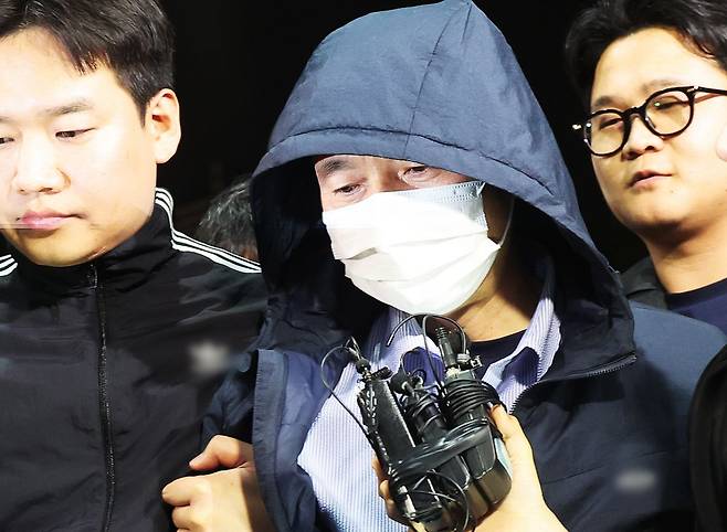 시흥 흉기사건의 용의자인 차철남이 지난 19일 경찰에 긴급체포돼 경기 시흥경찰서로 압송되고 있다. 연합뉴스
