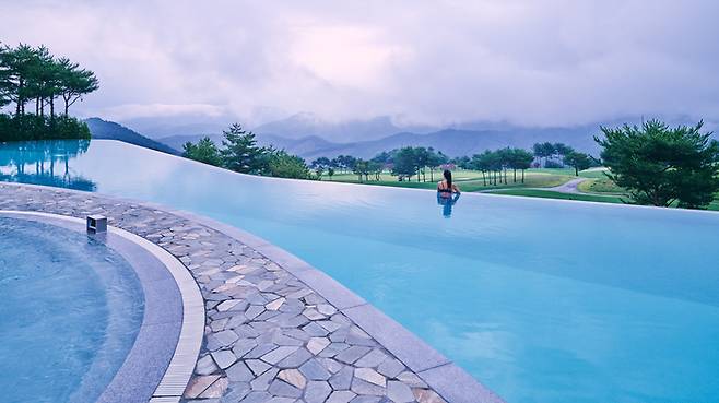 소노펠리체 빌리지 비발디파크 인피니티풀 전경 / 사진=대명소노그룹