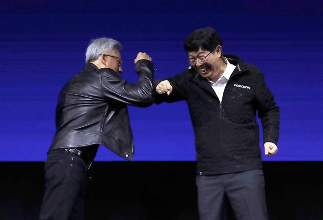 류양웨이 폭스콘 최고경영자의 기조연설에 등장한 젠슨 황 엔비디아 CEO(왼쪽). AP연합뉴스