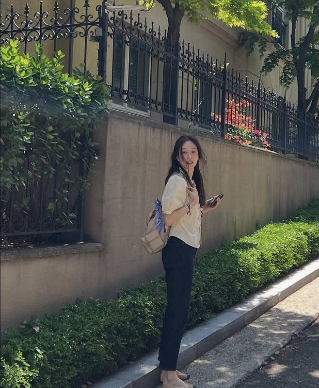 정려원은 초여름 햇살이 비치는 서울의 골목길을 배경으로 자연스러운 일상을 즐기고 있는 모습이었다.사진=정려원 SNS