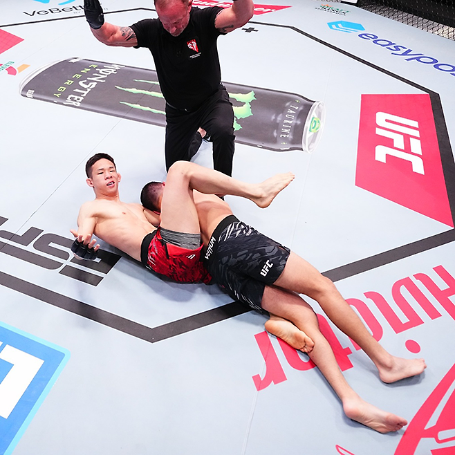 Road to UFC 시즌1 우승자 박현성이 2025년 5월 미국 네바다주 엔터프라이즈 UFC on ESPN+ 114 제2경기 시작 2분 26초 만에 맨손조르기로 제1회 국제종합격투기연맹 세계선수권대회 금메달리스트 카를로스 에르난데스를 제압하고 있다. 사진=TKO