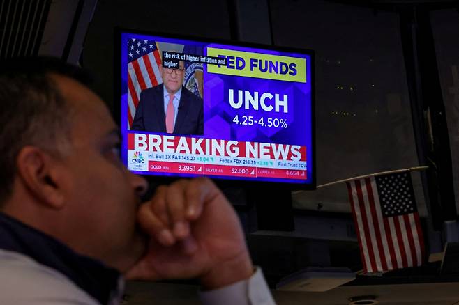 지난 7일(현지시간) 미국 뉴욕 증권거래소에서 연방공개시장위원회(FOMC)가 금리를 4.25~4.5%로 동결했다는 뉴스가 나오고 있다./로이터=뉴스1