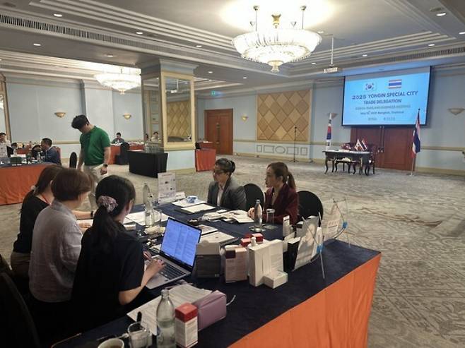 용인시가 최근 태국 방콕에 중소기업 시장개척단을 파견해 수출 상담을 진행하고 있는 모습. /사진제공=용인특레시