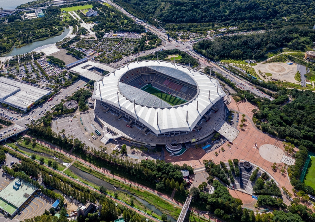 국내 공공사업 최초로 PM 방식을 도입한 프로젝트인 서울월드컵경기장은 공사 기간을 4개월 단축하고, 공사비도 30억 원 절감했다. 사진은 서울월드컵경기장 전경. 서울연구데이터서비스