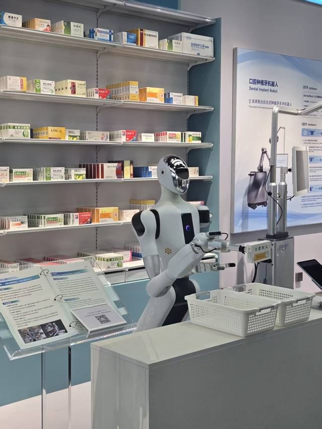 휴머노이드 로봇이 약국으로 꾸며진 매대를 정리하는 모습.
