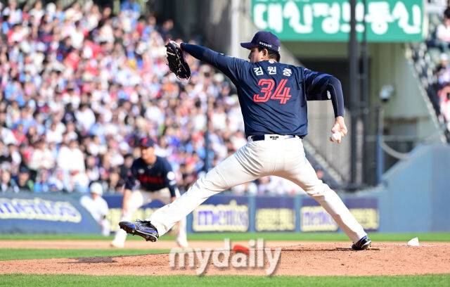 2025년 4월 26일 오후 서울 잠실구장에 진행된 '2025 신한 SOL뱅크 KBO 리그' 롯데 자이언츠와 두산 베어스의 경기. 롯데 김원중이 9회말 구원등판해 역투하고 있다./마이데일리