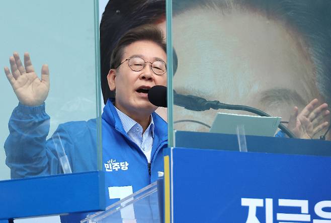 더불어민주당 이재명 대선 후보가 20일 경기 의정부 로데오거리에서 열린 유세에서 시민들에게 지지를 호소하고 있다. 연합뉴스