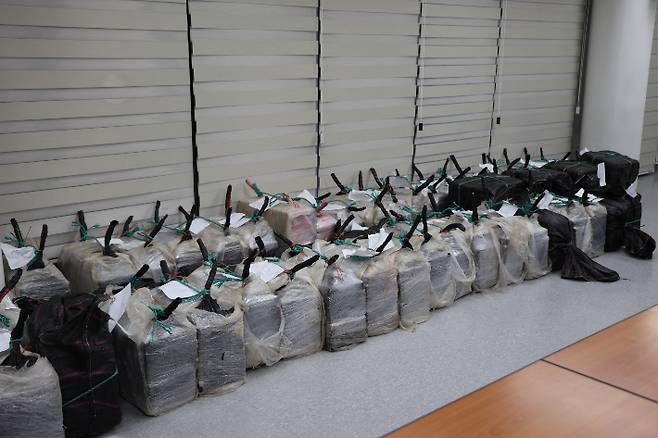 강릉 옥계항에 입항한 외국 선박에서 적발된 코카인 의심 물질. 동해지방해양경찰청 제공