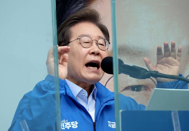 ▲더불어민주당 이재명 대선 후보가 20일 경기 의정부 로데오거리에서 열린 유세에서 시민들에게 지지를 호소하고 있다. ⓒ연합뉴스