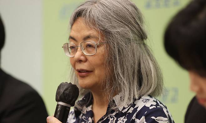 소설가 다와다 요코가 19일 서울 종로구 교보빌딩에서 열린 기자간담회에서 취재진의 질문에 답하고 있다. 연합뉴스