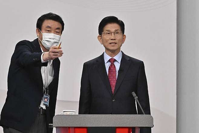 국민의힘 김문수 대통령 후보가 지난 18일 서울 마포구 SBS프리즘타워에서 중앙선거방송토론위원회 주관 제21대 대통령선거 후보자 토론회 준비를 하고 있다. 국회사진기자단