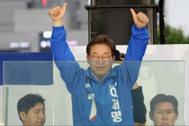 더불어민주당 이재명 대선후보가 20일 경기 김포시 구래역 문화의 거리 유세에서 시민들에게 인사하고 있다. 뉴시스