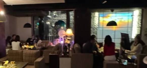 지 판사가 방문한 것으로 알려진 룸살롱에 손님들이 있는 모습. 더불어민주당 제공