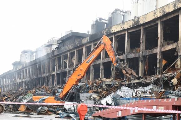 불 난 금호타이어 광주공장 철거 준비 - 20일 오전 광주 광산구 금호타이어 광주공장에서 불이 난 건물을 철거하기 위해 잔해 정리 작업이 이뤄지고 있다. 2025.5.20 연합뉴스