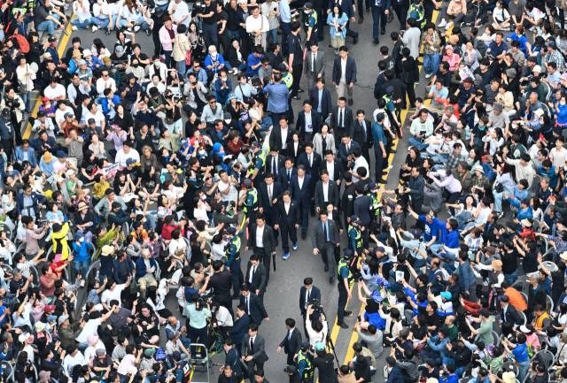 이재명 더불어민주당 대선 후보가 17일 광주 동구 금남로사거리에서 열린 '제45주년 5.18 전야제'에 빠른 걸음으로 입장하고 있다. 광주=오승현 기자 2025.05.17