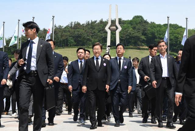 이재명 더불어민주당 대선 후보가 18일 광주 북구 국립5·18민주묘지에서 열린 '제45주기 5·18 민주화운동기념식'에 참석한 뒤 묘역을 떠나고 있는 가운데 이 후보 주변을 경호원들이 경계하고 있다. 광주=오승현 기자 2025.05.18