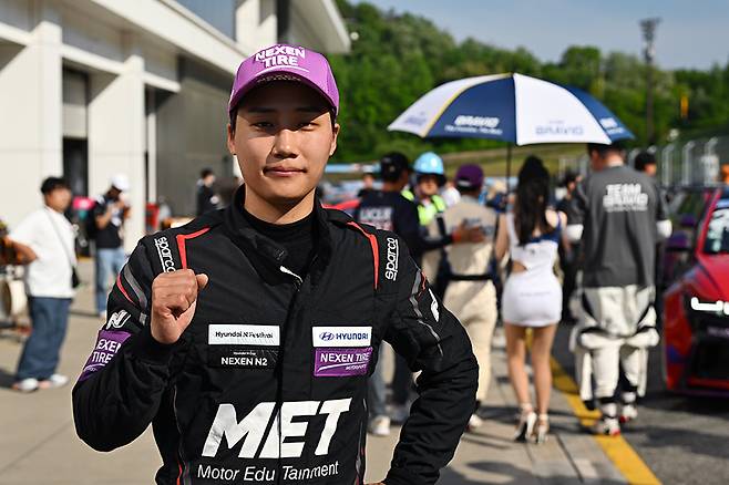 경기를 마친 김택준이 카메라를 향해 포즈를 취하고 있다. 사진: 김학수 기자