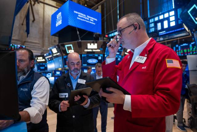 19일(현지 시간) 미국 뉴욕 뉴욕증권거래소(NYSE)에서 트레이더들이 업무를 보고 있다. AFP연합뉴스