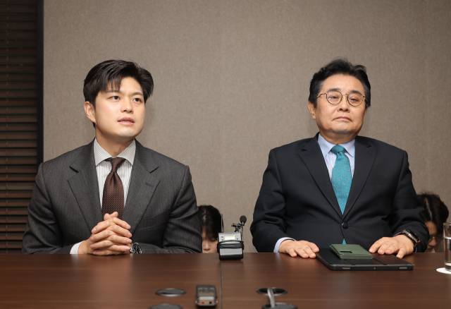 김용태(왼쪽) 국민의힘 비상대책위원장이 20일 서울 여의도 켄싱턴호텔에서 새미래민주당 전병헌 대표와 만나 인사말을 하고 있다. 연합뉴스