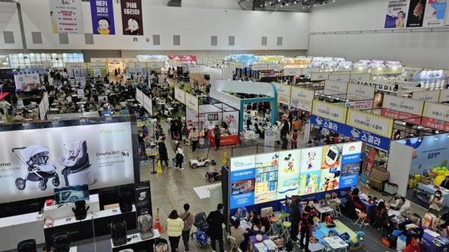 서울 강남구 코엑스에서 열린 한 육아 전시 박람회장에 다양한 육아 용품이 전시돼 있다. 연합뉴스
