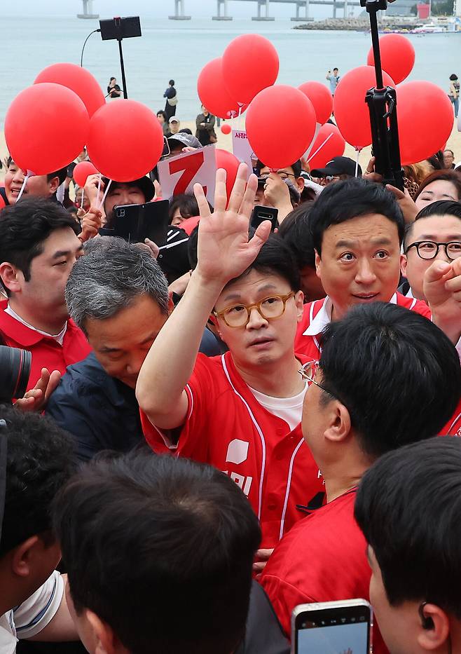 한동훈 전 국민의힘 대표가 5월20일 오후 부산 수영구 광안리해수욕장을 찾아 취재진 질문에 답하고 있다. 한 전 대표는 공식선거운동 이후 이날 첫 현장유세에 나섰다. ⓒ연합뉴스