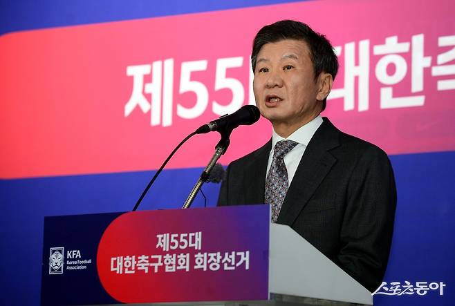 서울고등법원이 KFA 정몽규 회장을 비롯한 임원진에게 내린 ‘자격 정지’ 이상의 중징계를 요구하는 문체부의 항고를 기각했다. 이로써 정 회장의 임기는 당분간 유지될 전망이다. 2월 서울 신문로 축구회관에서 열린 ‘제 55대 대한축구협회 회장선거’에서 회장으로 당선된 후 소감을 밝히는 정 회장. 스포츠동아DB