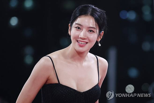 배우 박주현이 서울 영등포구 KBS홀에서 열린 제45회 청룡영화상 시상식 레드카펫 행사에서 포즈를 취하고 있다. 연합뉴스