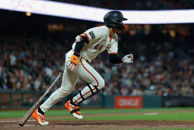 샌프란시스코 이정후가 20일 캔자스시티전에서 8회말 적시 2루타를 날리고 질주하고 있다. Imagn Images연합뉴스