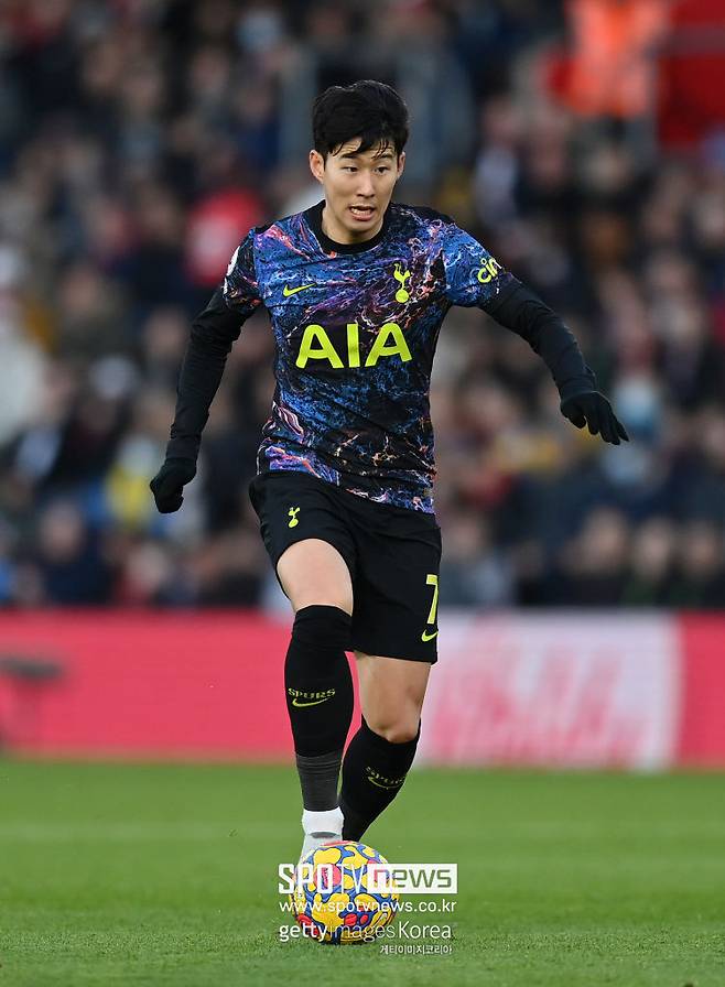 ▲ 웃음보다는 진지한 모습이 더 섞여 있던 손흥민이었다. 중심은 경기에 맞춰져 있다. 22일 아틀레틱 빌바오의 에스타디오 산 마메스에서 열리는 UEL 결승전 맨체스터 유나이티드전을 위해 모든 역량을 쏟아붓기 위해 몸을 만들었다.