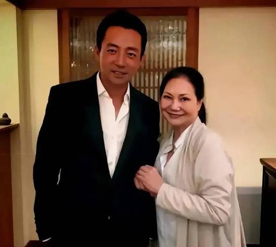 왼쪽부터 전 사위 왕소비, 서희원 모친 황춘매