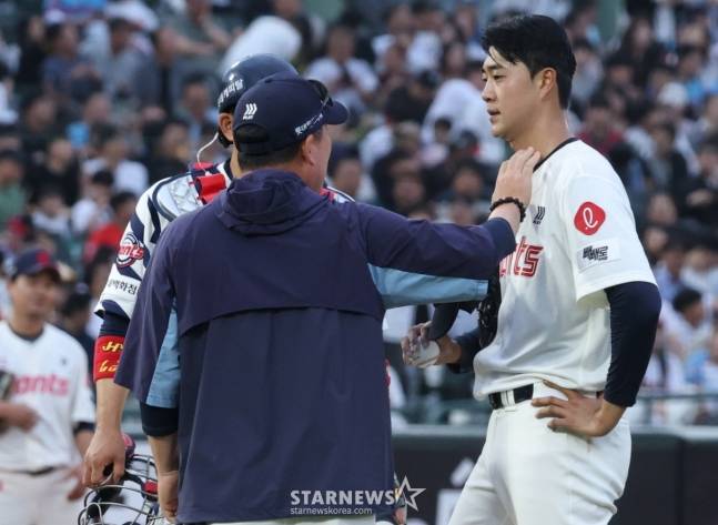 롯데 윤성빈(맨 오른쪽)이 20일 사직 LG전에서 1회초 흔들리자 주형광 투수코치가 마운드에 올라가 안정시키고 있다. /사진=김진경 대기자
