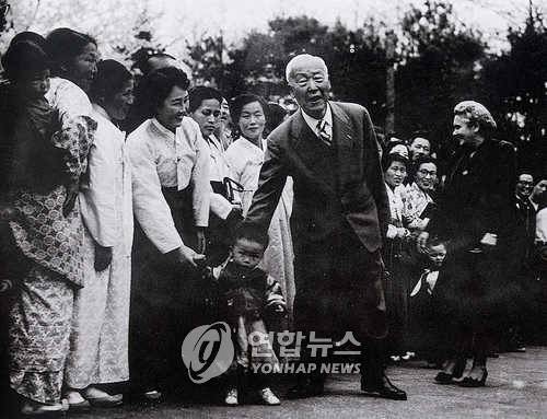 최고령 당선된 이승만 대통령 일반인에게 공개된 경무대를 찾은 어린이들과 함께 한 이승만 대통령 내외(1955.4.19) (서울=연합뉴스)<저작권자 ⓒ 2000 연합뉴스. 무단전재-재배포 금지.>