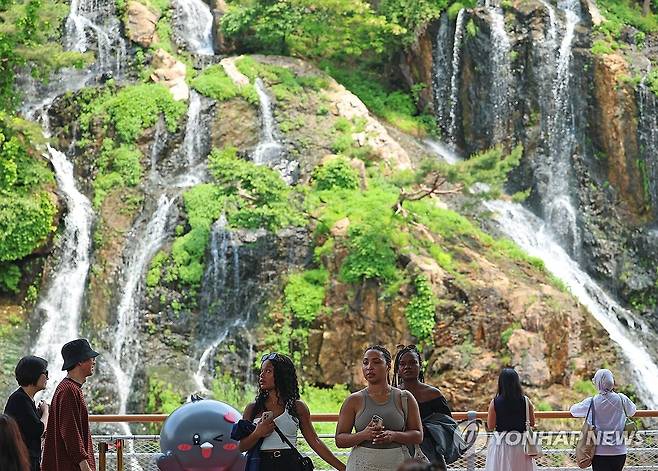 초여름 더위, 폭포에서 날리는 더위 (서울=연합뉴스) 김도훈 기자 = 전국 대부분 낮 기온이 25도 이상을 기록하는 등 초여름 날씨를 보인 20일 서울 서대문구 홍제폭포를 찾은 시민과 관광객들이 그늘에서 폭포 풍경을 즐기고 있다. 2025.5.20 superdoo82@yna.co.kr
