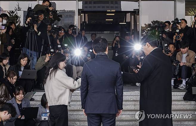 탄핵 소추 기각으로 업무 복귀하는 서울중앙지검장에 쏠린 시선 (서울=연합뉴스) 황광모 기자 = 헌법재판소가 이창수 서울중앙지검장에 대한 국회의 탄핵소추를 기각한 13일 이 지검장이 서울 서초구 서울중앙지검으로 출근, 취재진 앞에 서고 있다.
헌재는 검찰이 김건희 여사를 제3의 장소에서 조사한 것이 재량권 남용이 아니며 도이치모터스 사건 관련 허위사실을 발표했다고 볼 수 없다며 탄핵소추를 기각했다. 2025.3.13 hkmpooh@yna.co.kr